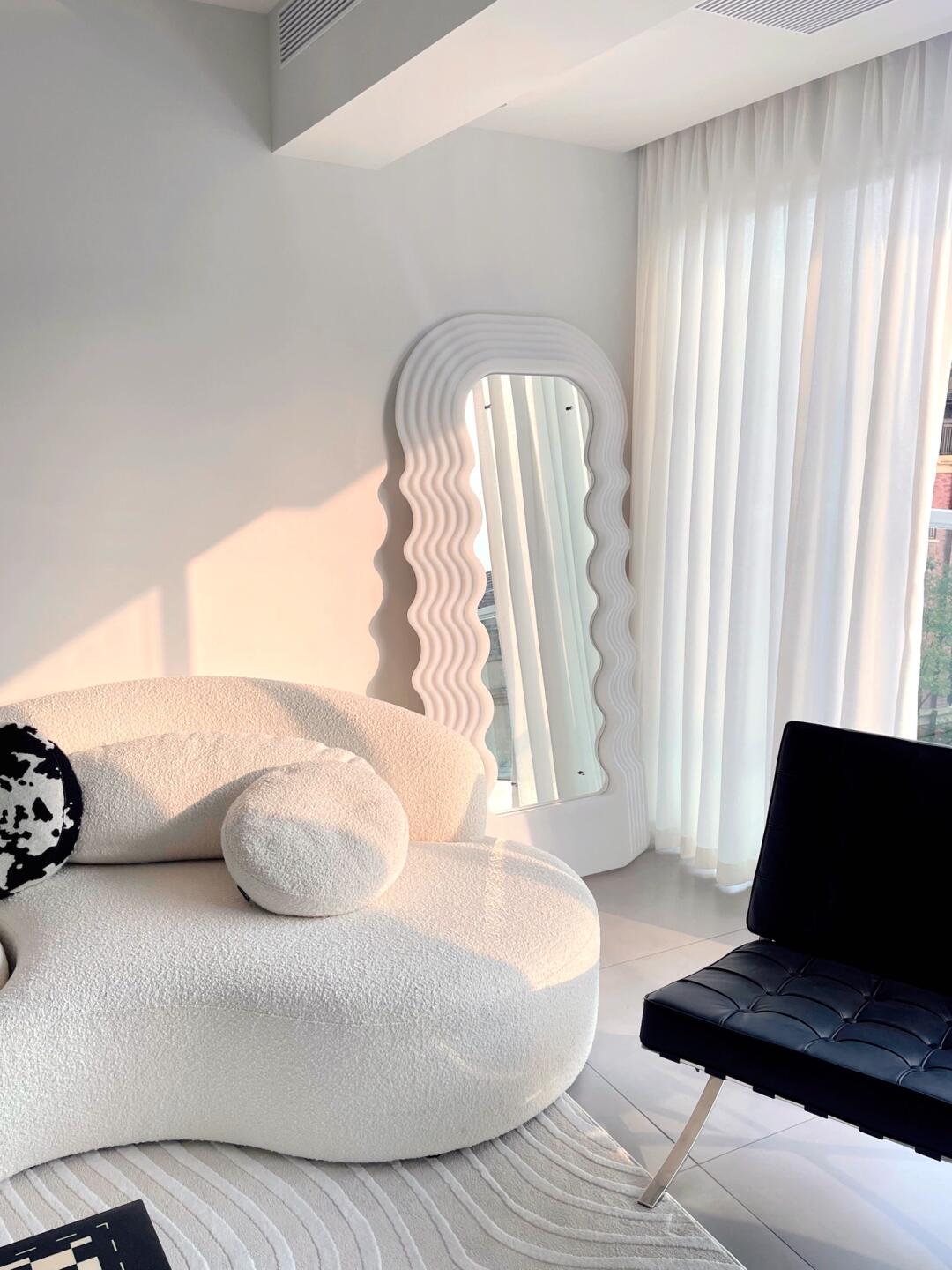 Fashionable Wavy Edge LED Light Mirror: A Standout Choice for Modern Homes